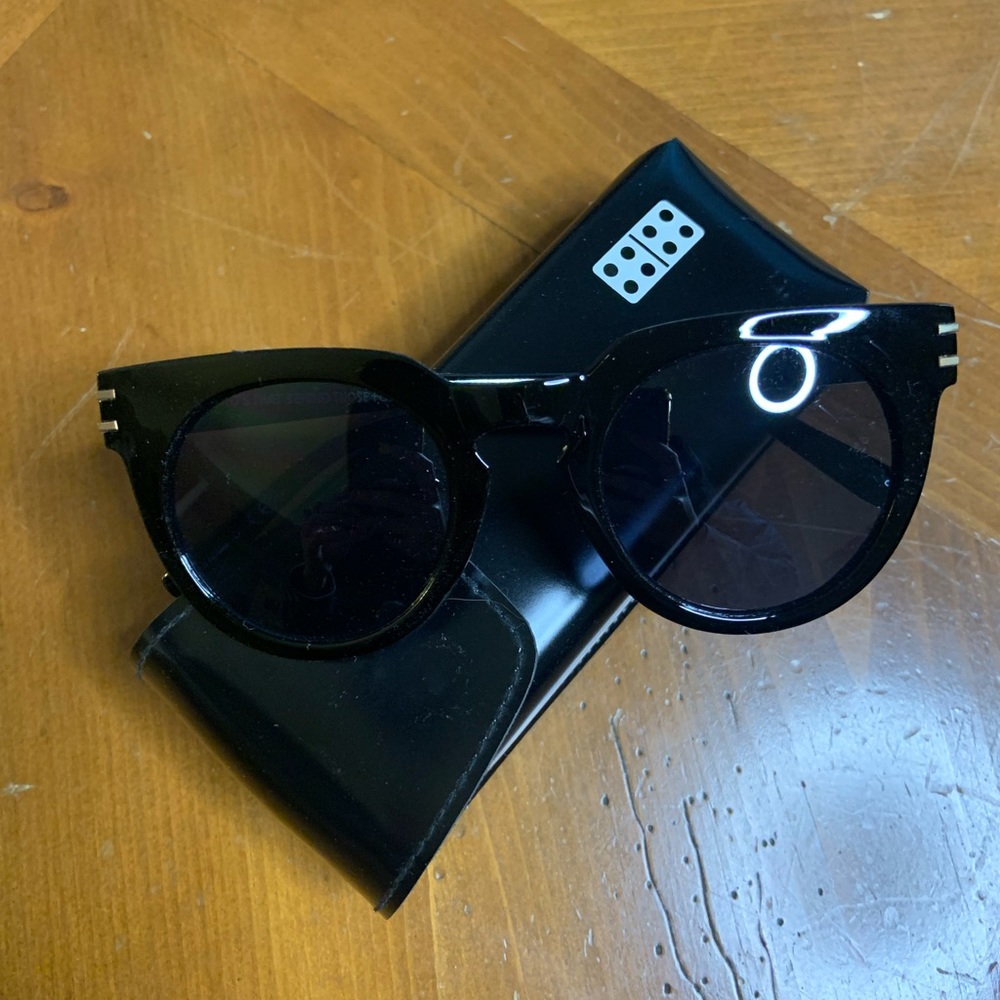 Foster Grant - never worn women’s sunglasses with case